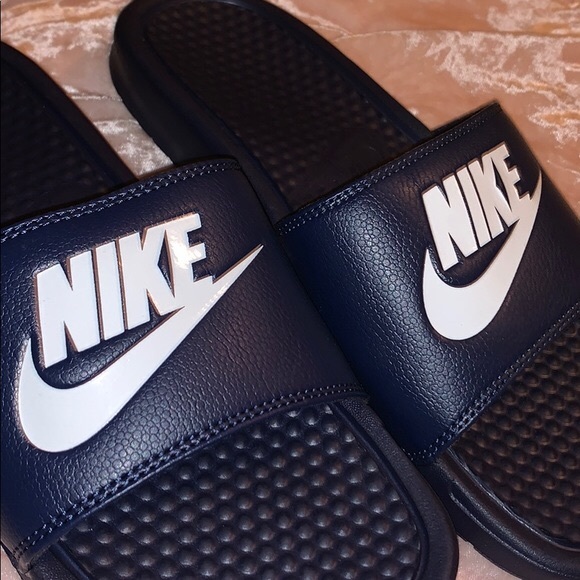 navy blue nike flip flops